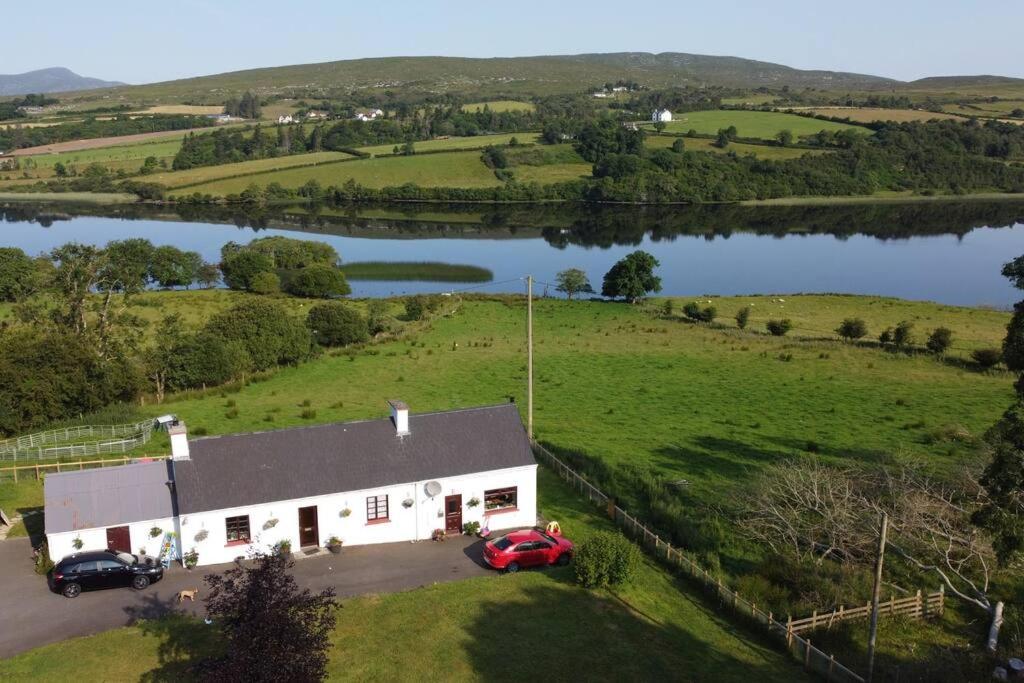 Granny'S Cottage, A Lovely Lakeside Cottage Donegal Town Exterior photo